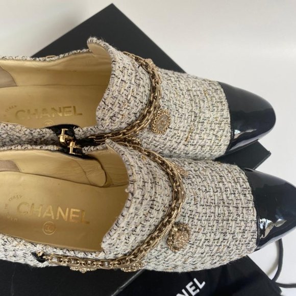CHANEL TWEED ANKLE BOOTS WITH LOGO CHARMS - Picture 3 of 16